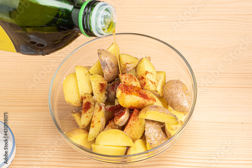 Pour the boiled potato slices with olive oil.