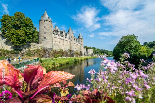 Josselin, cité de caractère et village fleuri, baigné par la rivière l'Oust, se situe dans la Morbihan en Bretagne.