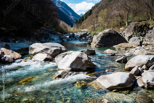 Mouvement de la rivière près de Lavertezzo.