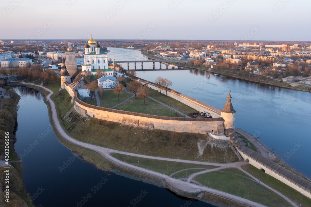 Fototapeta premium Velikaya River. View of the Pskov Kremlin and Trinity Cathedral
