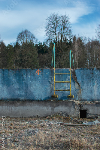 Wallpaper Mural Opuszczony basen odkryty Torontodigital.ca