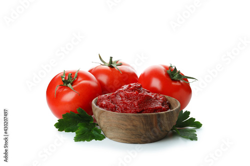 Photo Bowl of tomato paste and tomatoes isolated on white background