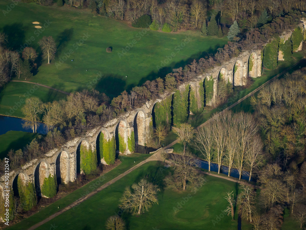 vue aérienne de l'aqueduc dans le parc du château de Maintenon en Eure-et-Loir en France