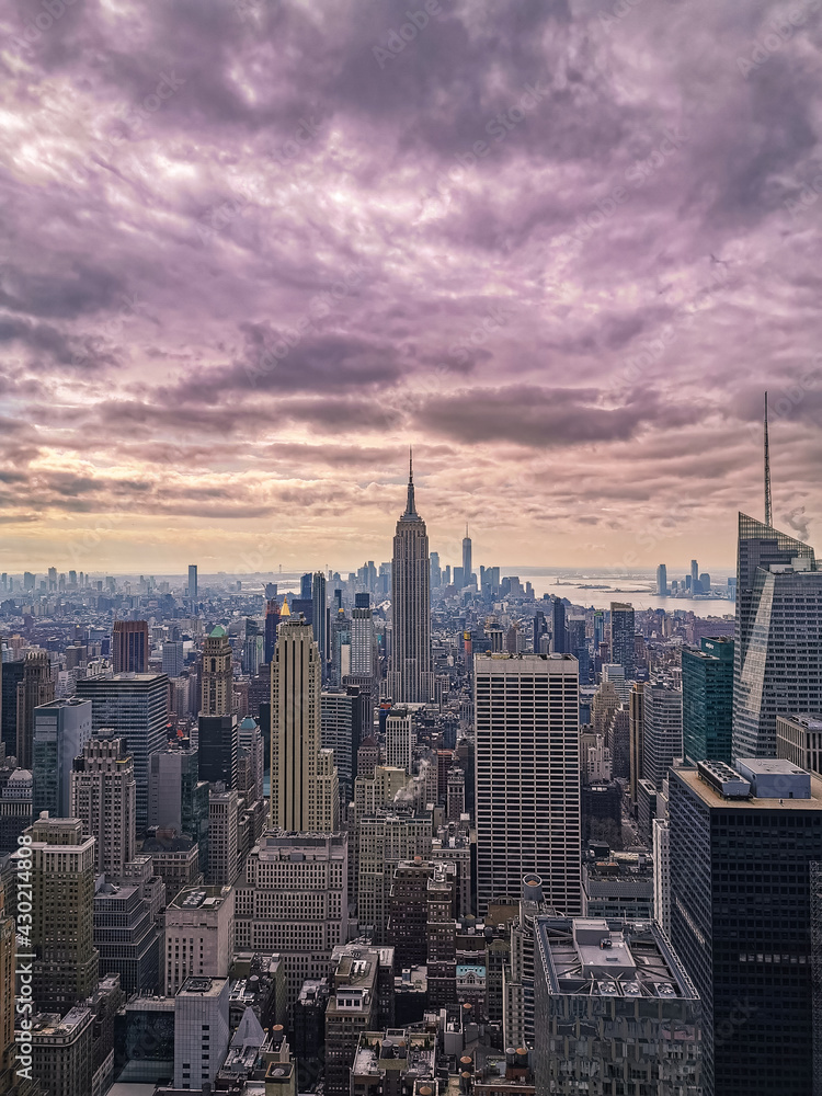Skyline von New York City mit Blick auf Manhattan und seine Wolkenkratzer bei Sonnenuntergang in magischer Abendsonne über der Stadt 