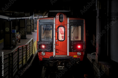 U-Bahn Zug abfahrbereit an einem Bahnsteig in der Central Station von New York City