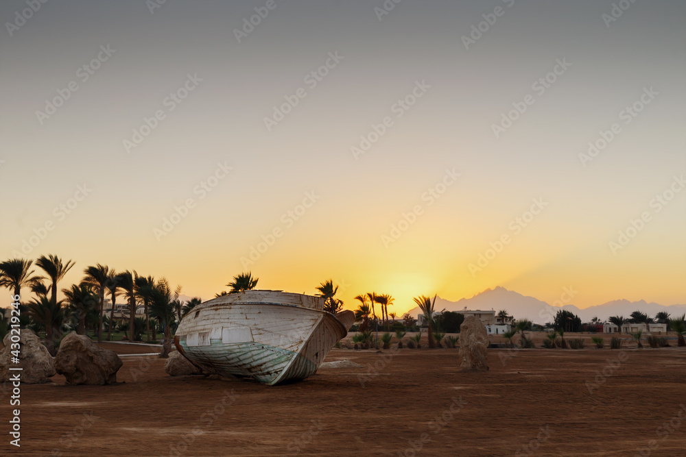 Fototapeta premium boat in the sunset