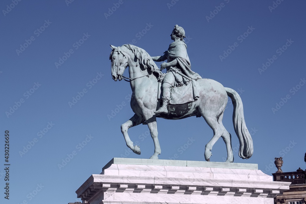 Obraz premium Estatua ecuestre de bronce del rey Federico V creada por el escultor francés Jacques Saly (1768), ubicada en el centro de la plaza Amalienborg, Copenhague, Dinamarca.