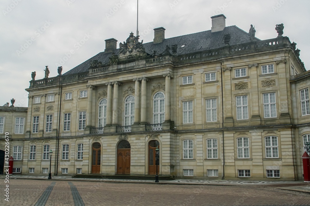 El Palacio de Amalienborg que es el hogar de la familia real danesa en Copenhague, Dinamarca.