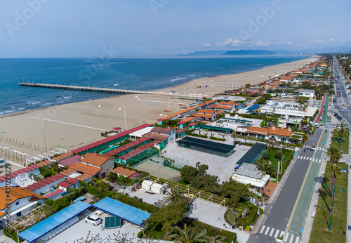 vista aerea a Forte dei Marmi, la spiaggia ancora vuota a primavera ed il Pontile  photo