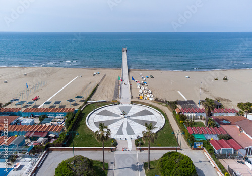 vista aerea a Forte dei Marmi, la piazza Navari con il Pontile  la spiaggia ancora vuota ed il mare
