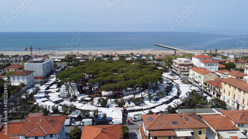 vista aerea a Forte dei Marmi, la piazza Marconi con la sua forma circolare ed il famoso mercato settimanale, sulla sfondo il Pontile ed il mare