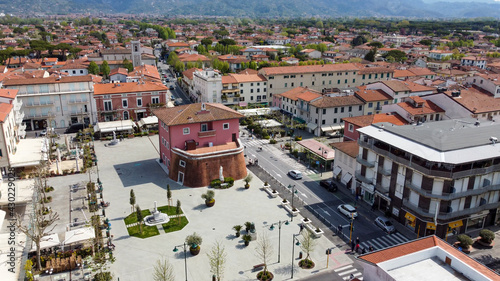 vista aerea a Forte dei Marmi, la piazza Garibaldi con il Fortino simbolo della città e sullo sfondo le Alpi Apuane