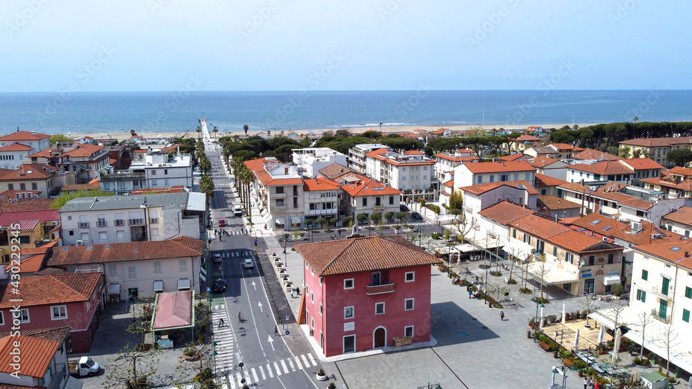 vista aerea a Forte dei Marmi, la piazza Garibaldi con il Fortino simbolo della città e sullo sfondo il mare ed il Pontile 