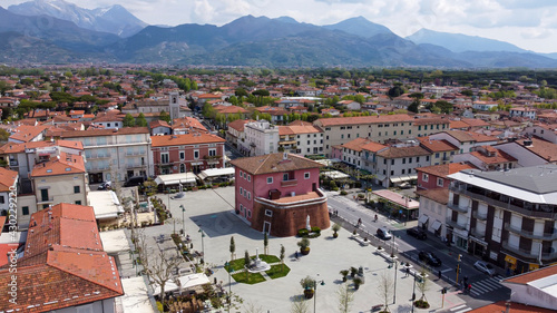 vista aerea a Forte dei Marmi, la piazza Garibaldi con il Fortino simbolo della città e sullo sfondo le Alpi Apuane