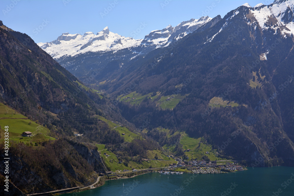 Blick auf Sisikon und ins Riemenstaldner Tal, Kanton Uri und Schwyz