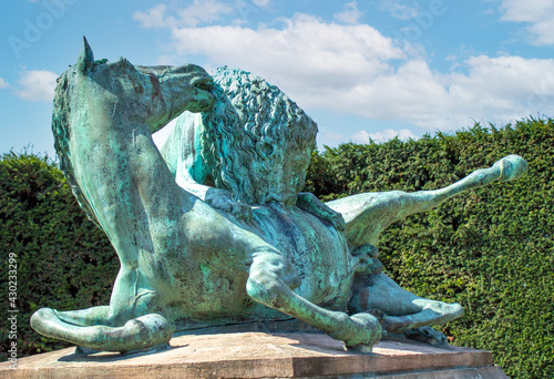Løven og hasten statue Kongens Have Rosenborg Slot (royal backyard castle Rosenborg) copenhagen Region Sjælland (Region Zealand) Denmark
