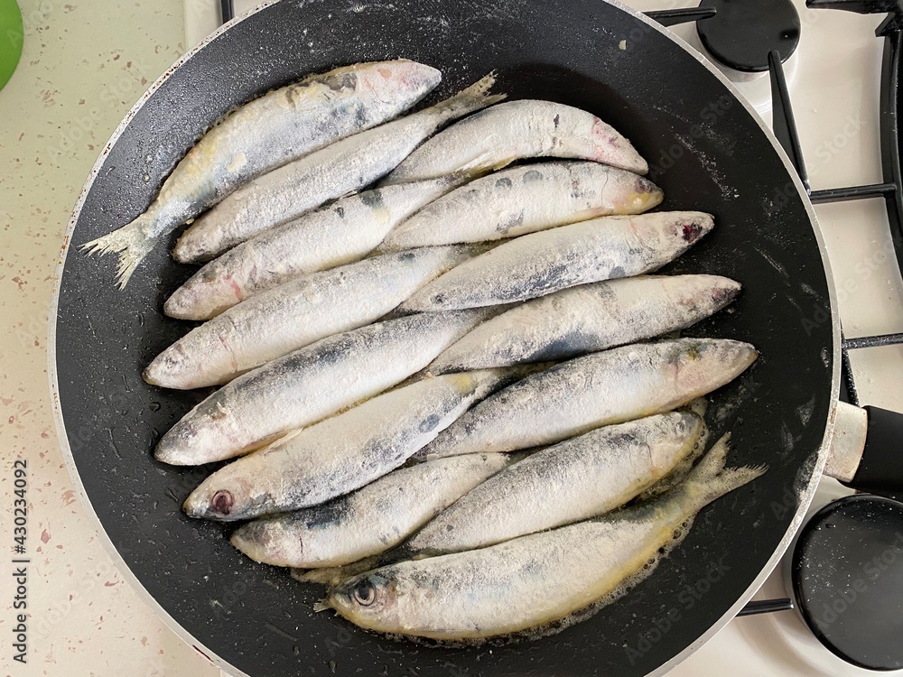 sardines farinées en cuisson dans la poêle sardines farinées en cuisson dans la poêle