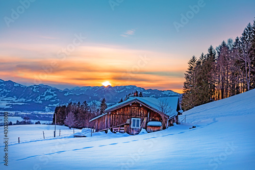 Allgäu - Winter - Sonnenuntergang - Stadel - Schnee - Berge - romantisch © Dozey