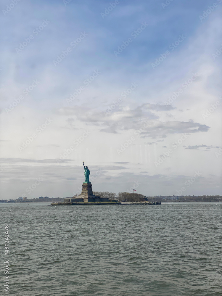Φωτογραφία New York City, USA — Statue of Liberty Viewed From Harbor — Distant Perspective
