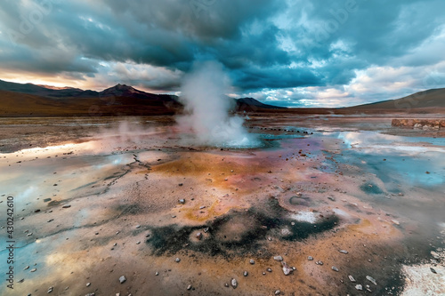 Foto El Tatio geysers at sunrise, Atacama desert, Chile.
