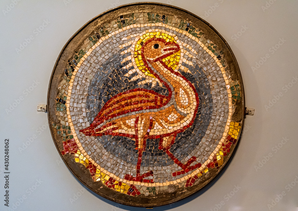 Obraz premium Close-up on round colorful mosaic representing a bird