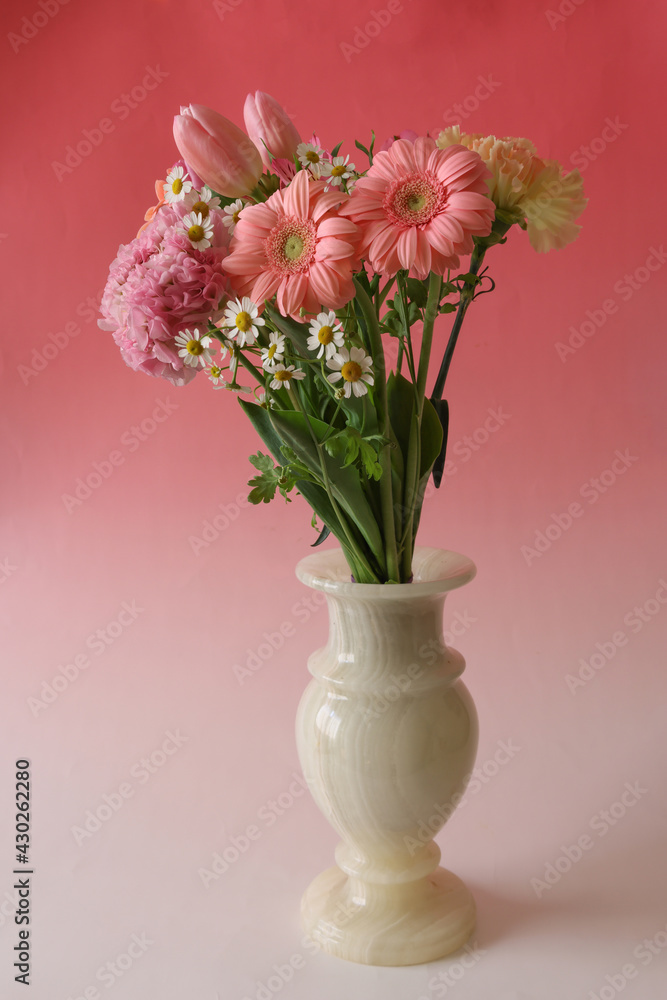 花瓶に活けた様々な花のブーケ 花瓶に活けた様々な花のブーケ