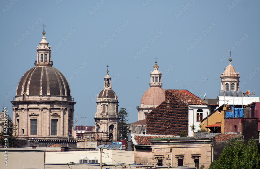 Cupole e tetti delle chiese e degli edifici della città di Catania