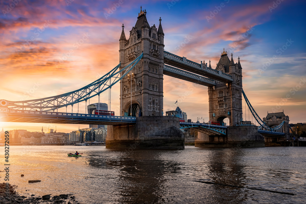 Obraz premium Low angle view of the landmark Tower Bridge in London, United Kingdom, during a colorful sunset