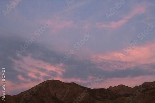 diferentes atardeceres con nubes de colores pasteles y brillantes