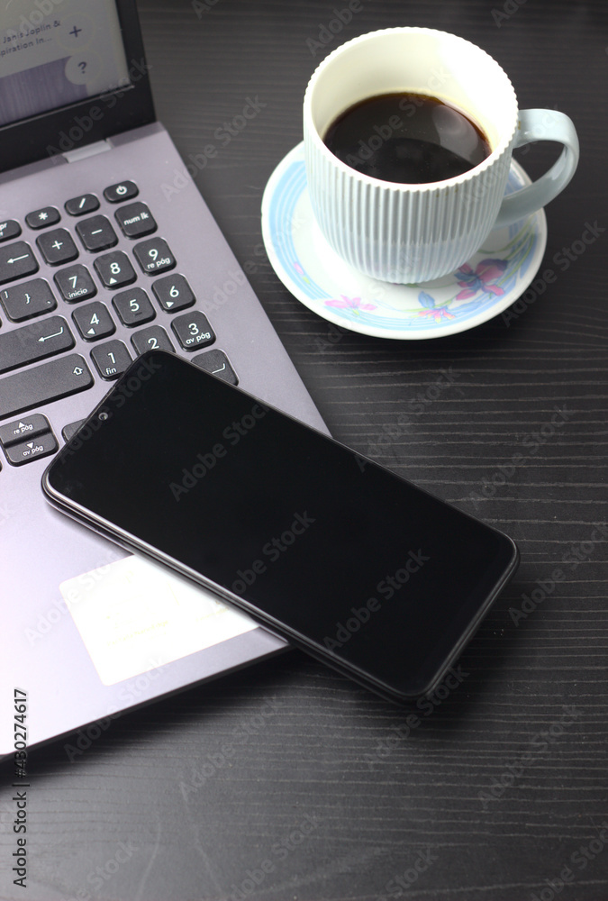 computador ,café y celular computador ,café y celular