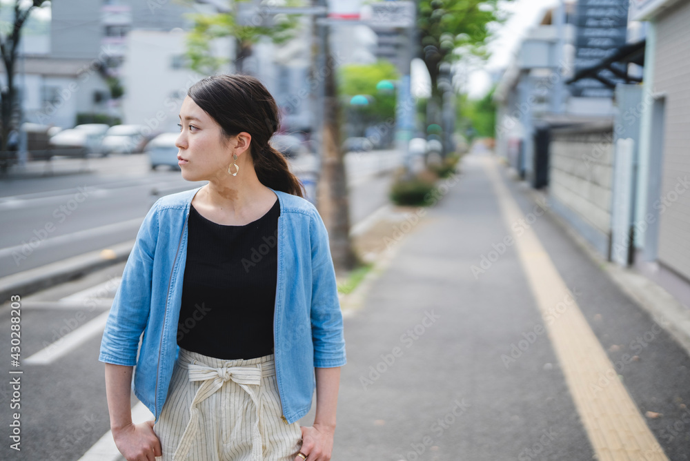 Fototapeta premium 街を散策する女性