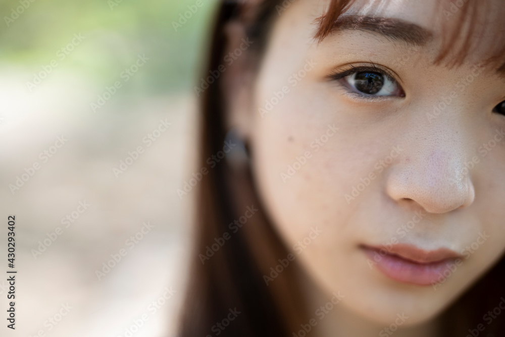 Fototapeta premium 公園を散策する女性