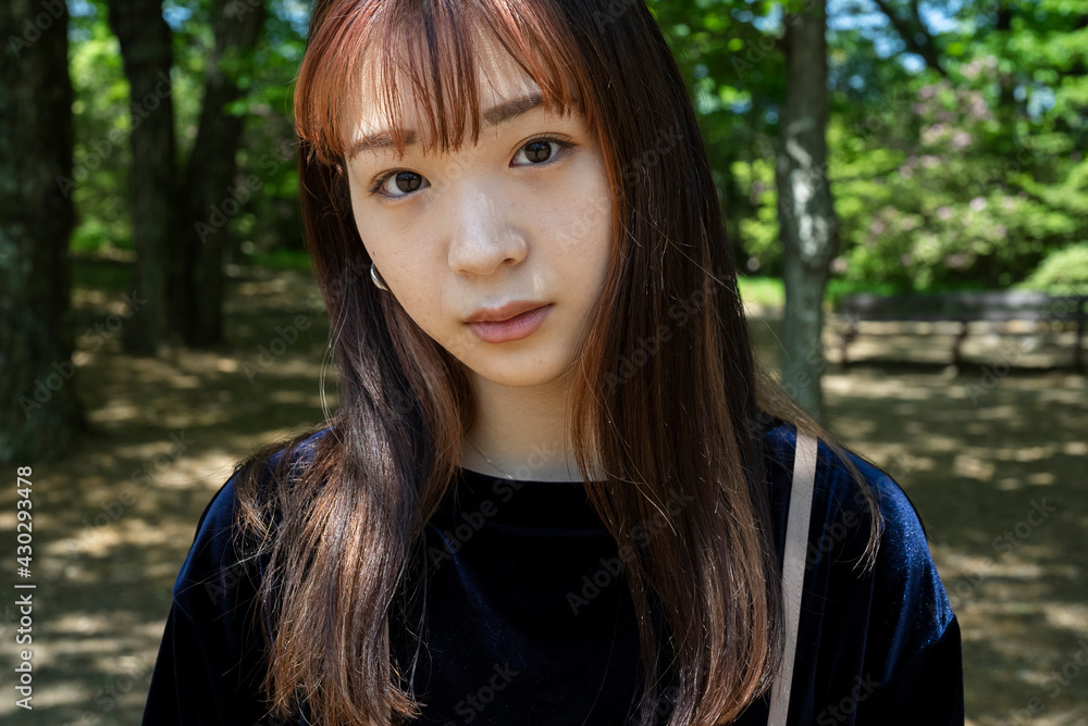 Obraz premium 公園を散策する女性