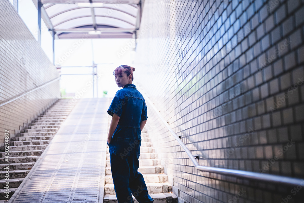 Obraz premium 地下道にいる女性