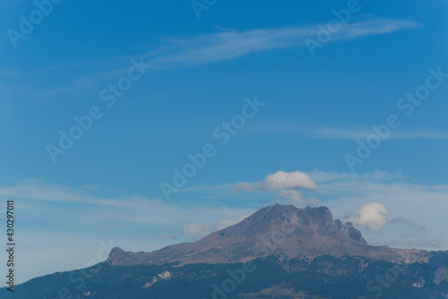 Mujer dormida whit clouds and blue sky