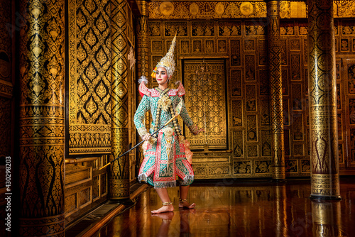 Foto Khon art of culture Thailand Dancing in masked Ramayana Story.