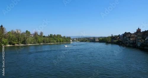 Le Rhin entre l'Allemagne et la Suisse.Au dessus du vieux pont du Rhin à Rheinfelden, frontière entre Allemagne et Suisse photo