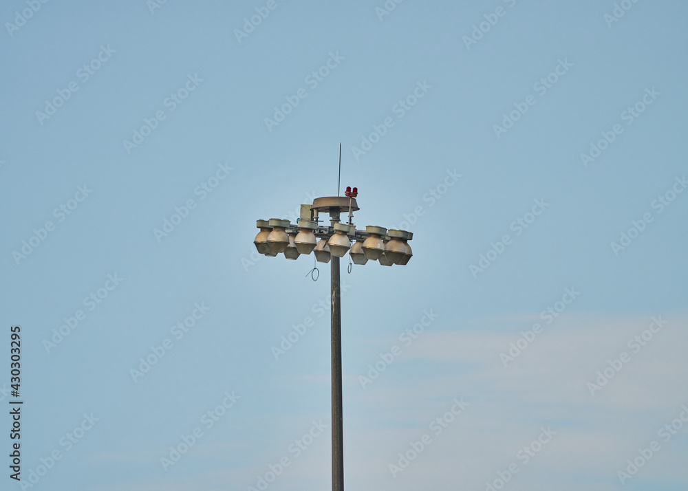 Torre de lámparas para alumbrar el puerto de los barcos