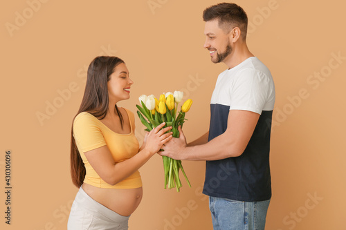 Beautiful pregnant couple w...