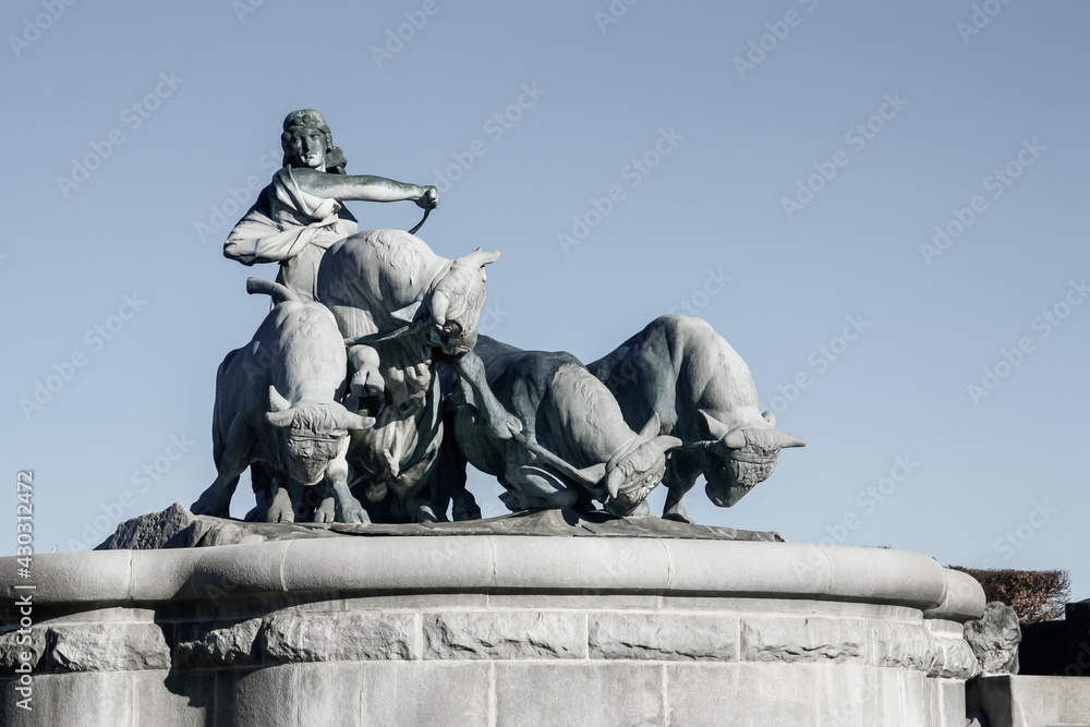 La fuente de Gefion. Fue donado a la ciudad de Copenhague por la Fundación Carlsberg. Artista, Anders Bundgaard y fue construido en 1908. Un hermoso lugar ubicado junto al Kastellet, la ciudadela. La fuente de Gefion. Fue donado a la ciudad de Copenhague por la Fundación Carlsberg. Artista, Anders Bundgaard y fue construido en 1908. Un hermoso lugar ubicado junto al Kastellet, la ciudadela.