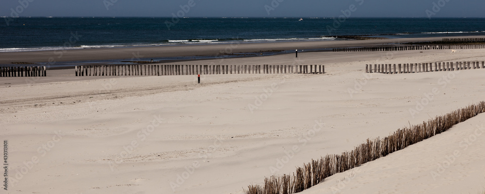 Fototapeta premium Island of Ameland (Friesland/Fryslan, The Netherlands): beach and dunes on North Sea side.