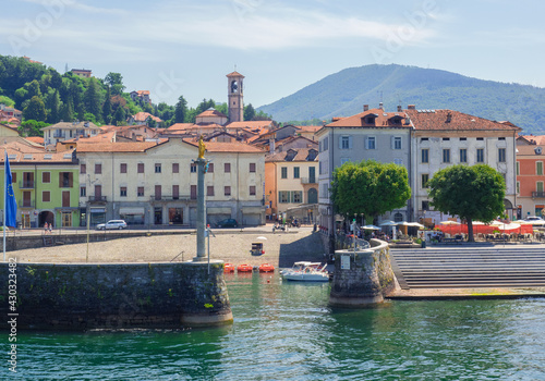 Valokuva Landscape of Luino seen from lake Maggiore