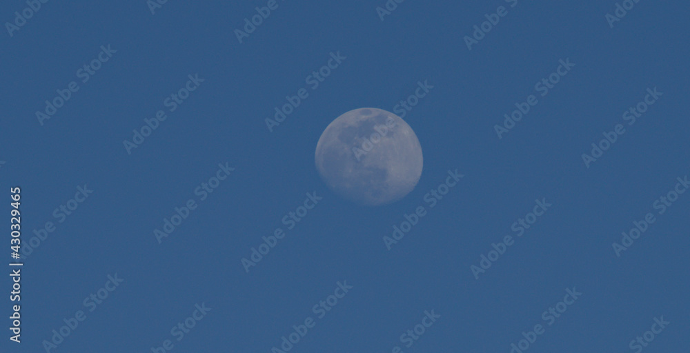 La luna in cielo un giorno di primavera La luna in cielo un giorno di primavera