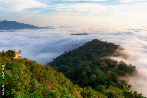 Tableau sur toile Sea of Mist, beautiful mist along the mountains during sunrise time