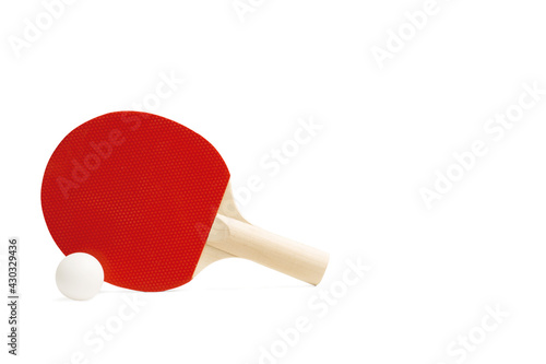 Raqueta de ping-pong con una pelota sobre un fondo blanco liso y aislado. Vista de frente. Copy space. Concepto: Deportes photo