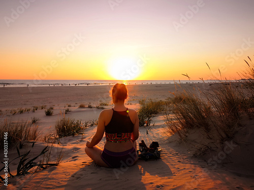 Obraz na płótnie yoga al atardecer w salonie