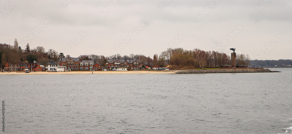 Naklejka premium Heikendorf an der Kieler Förde, Strandpanorama mit U-Boot-Ehrenmal