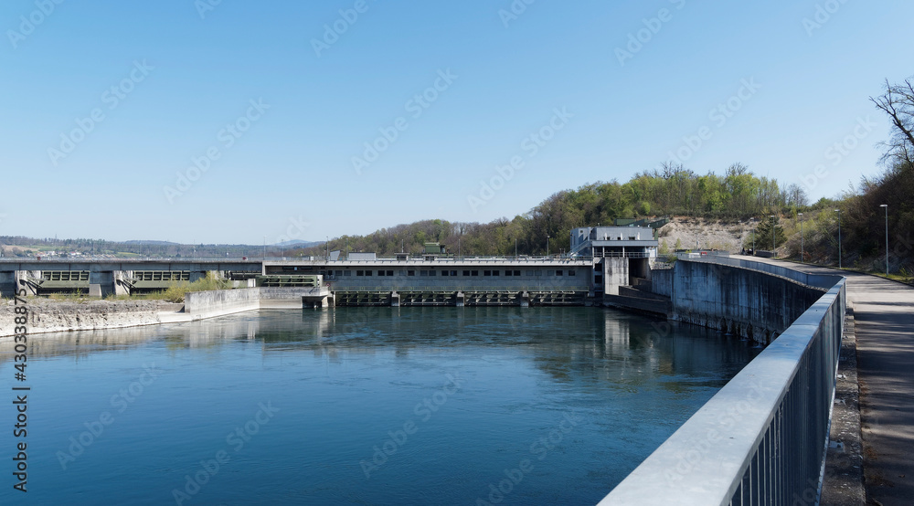 Centrale hydroélectrique de Rheinfelden sur le Rhin entre l'Allemagne et la Suisse