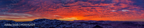 Panorama spettacolare al tramonto, con cielo nuvoloso infuocato dal sole, visto dalla Repubblica di San Marino