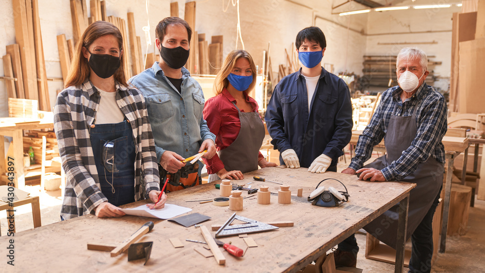 Handwerker Team mit Maske wegen Covid-19 Handwerker Team mit Maske wegen Covid-19